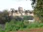 Vue sur le château de Beynac depuis les berges de la rivière Dordogne