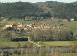 La riviere Dordogne, le bourg de Calviac et la Paponie vue du Chateau de Fenelon